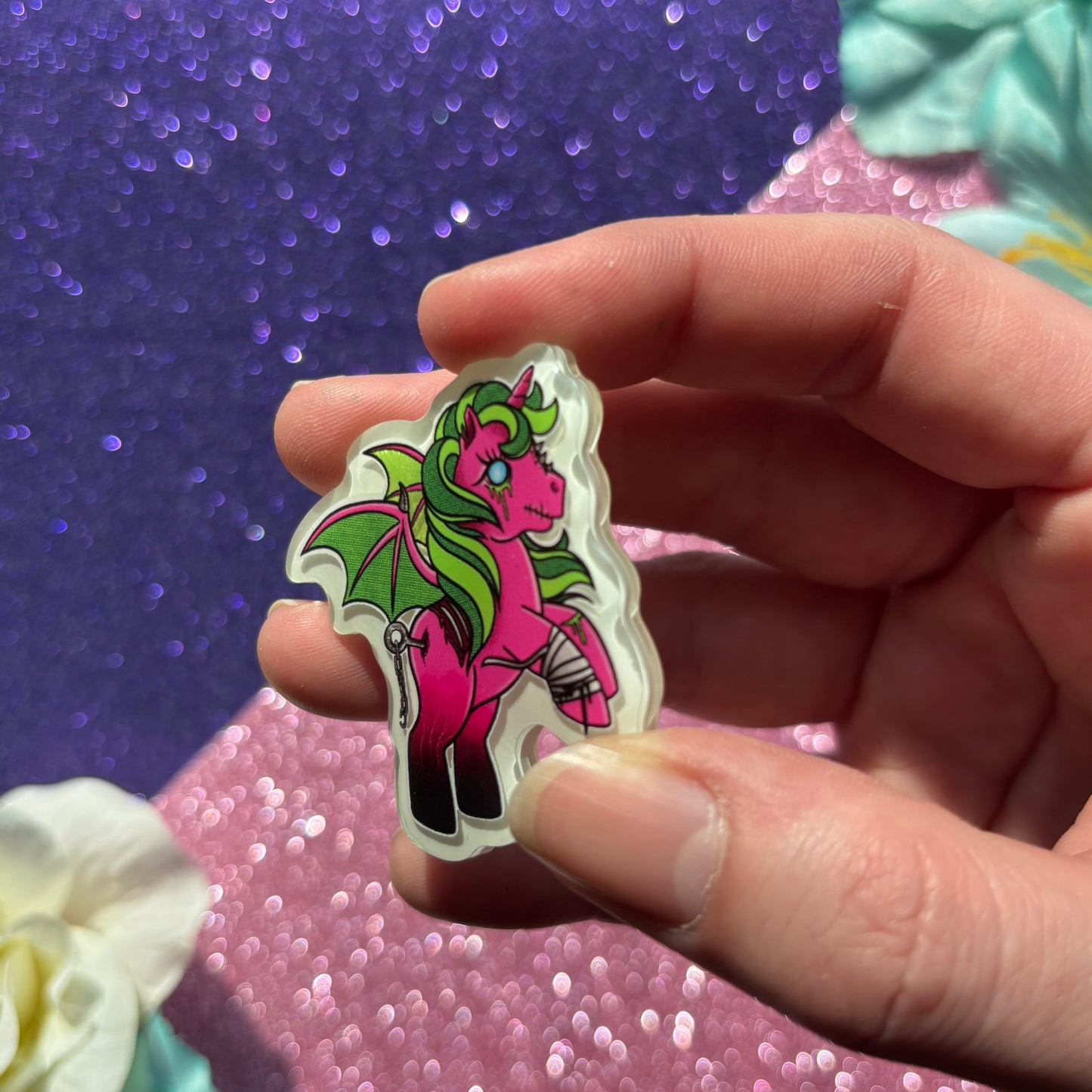 Zombie Pony (pimeässä hohtava pinssi)